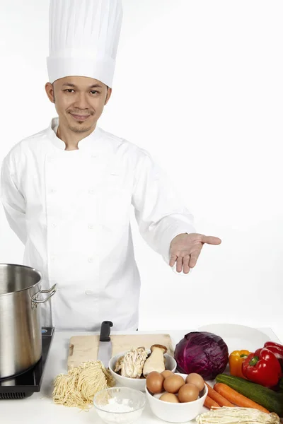 Asijský Kuchař Připravuje Zdravé Jídlo — Stock fotografie