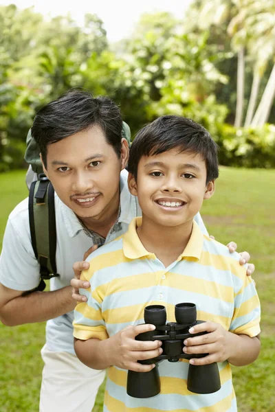 Πατέρας Και Γιος Μαζί Αγόρι Που Κρατάει Κυάλια — Φωτογραφία Αρχείου