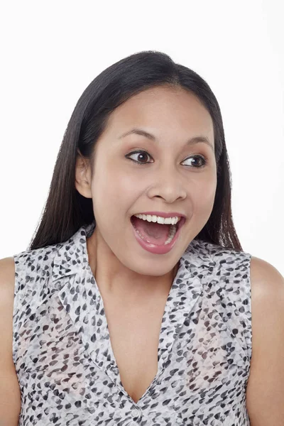 Beyaz arka planda izole edilmiş bir kadının yüz ifadesi