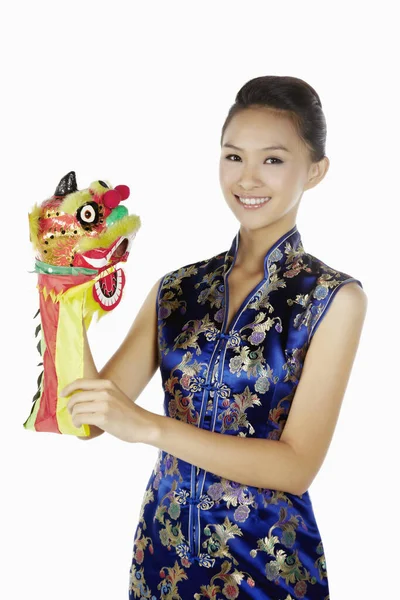 Mulher Cheongsam Segurando Brinquedo Dragão Chinês — Fotografia de Stock