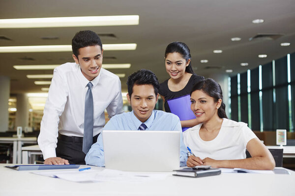 Деловые партнеры обсуждают
