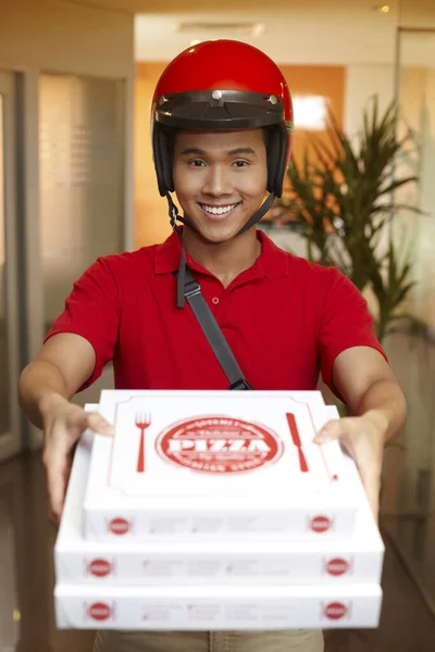 Consegna Uomo Distribuendo Scatole Pizza — Foto Stock