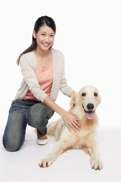 若い女性の所有者と犬のペット — ストック写真