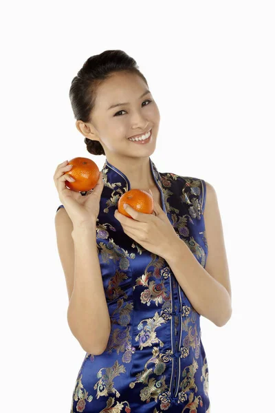 Vrouw Cheongsam Met Mandarijnsinaasappels — Stockfoto