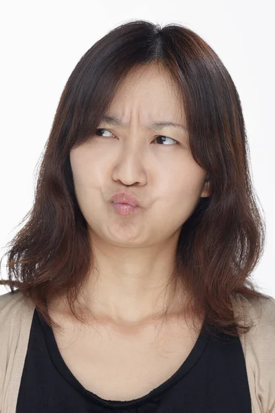 Beyaz arka planda izole edilmiş bir kadının yüz ifadesi