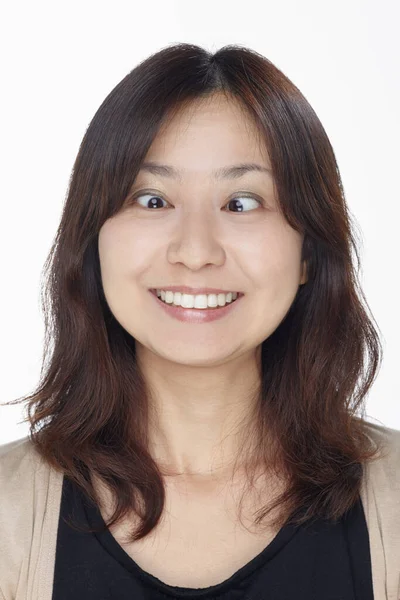 Beyaz arka planda izole edilmiş bir kadının yüz ifadesi