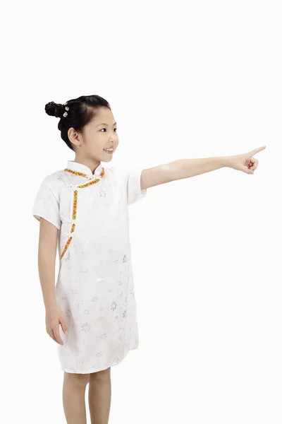 Dziewczyna Cheongsam Uśmiecha Się Wskazuje Palcem — Zdjęcie stockowe