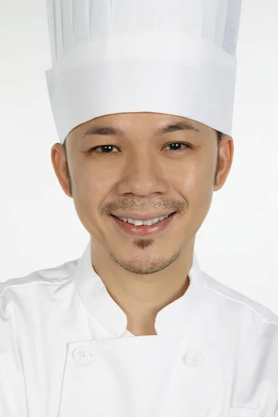 Chef Asiático Sorrindo Contra Fundo Estúdio — Fotografia de Stock