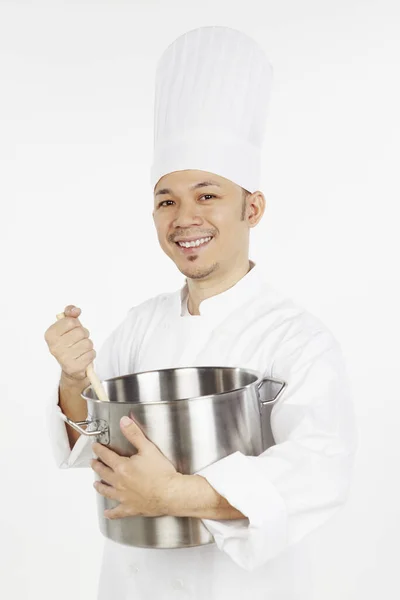 Asyalı Aşçı Güveç Tenceresi Tahta Kaşıkla Yemek Pişiriyor — Stok fotoğraf