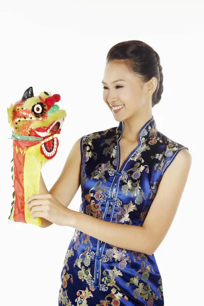 Vrouw Cheongsam Met Een Chinese Draak Speelgoed — Stockfoto