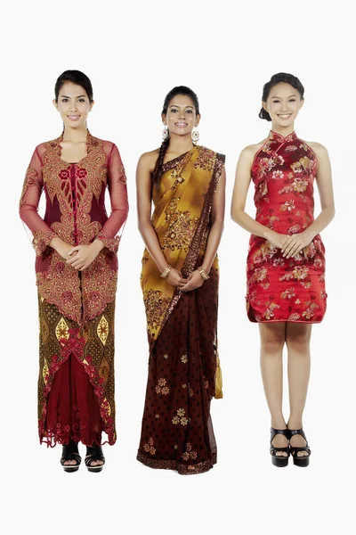 Glückliche Frauen Traditioneller Kleidung Lächeln — Stockfoto