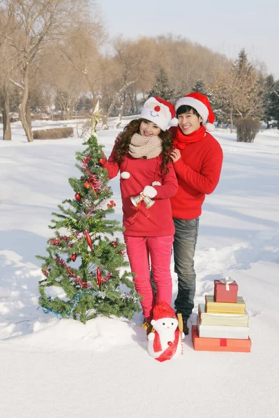 Άνδρας Και Γυναίκα Ποζάρουν Χριστουγεννιάτικο Δέντρο — Φωτογραφία Αρχείου
