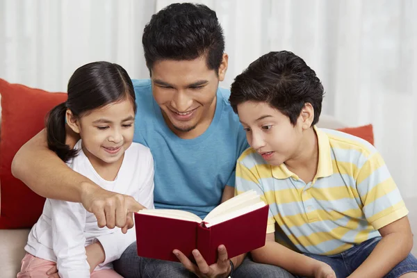 Father Reading Book His Children — Stock Photo, Image