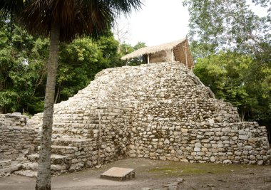 Küçük Maya piramit 