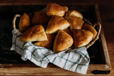 Masadaki bir tepside turtalar