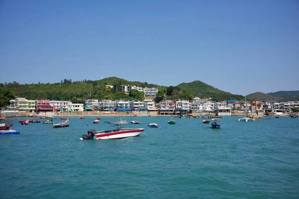 香港南丫岛 2020年4月12日 周末旅游捕获量 离岛北面永树湾渡轮码头不远的海岸景观 靠岸的船只 — 图库照片