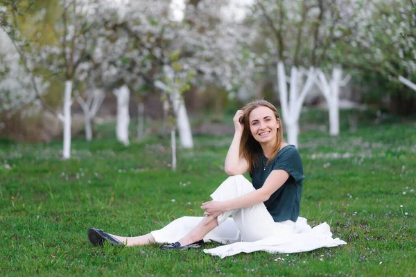 Menina Sentada Jardim Quando Flor Cereja — Fotografia de Stock