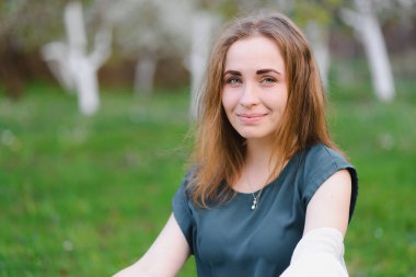 Acımasız suratlı kız kameraya bakıyor.