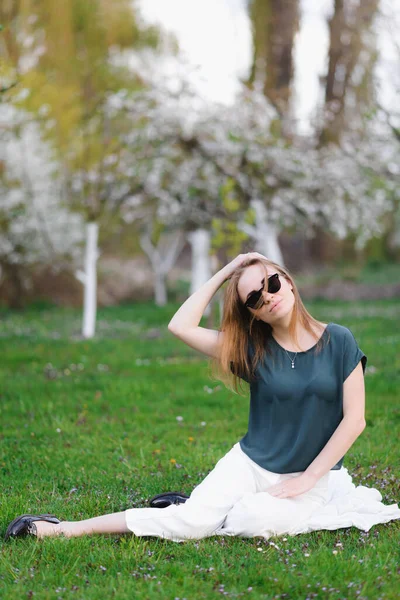 Güneş Gözlüklü Kız Kiraz Bahçesinde Oturuyor — Stok fotoğraf