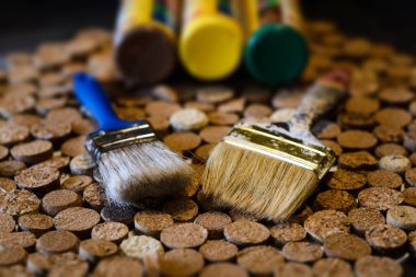 Ahşap arka planda kullanılmış boya kalıntıları.