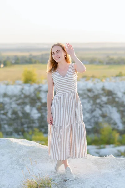 Açık Kahverengi Elbiseli Güzel Bir Kızın Portresi Beyaz Dağların Beyaz — Stok fotoğraf