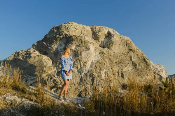 Açık Havada Küçük Bir Dağın Arka Planında Bir Kız — Stok fotoğraf