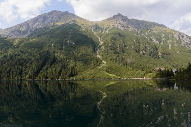  Dağlarda berrak su bulunan harika bir göl manzarası. Güney Polonya 'daki dağlar.