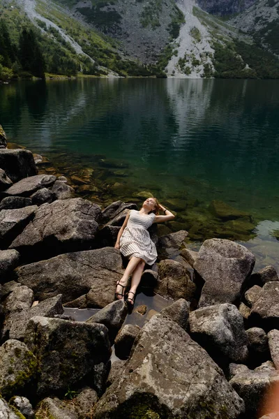 Elbiseli Kız Gölün Arkasındaki Taşların Kenarında Yatıyor — Stok fotoğraf