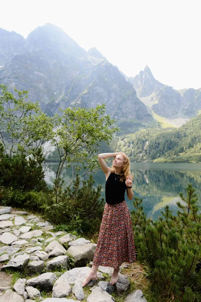 Arka Planda Dağlar Olan Bir Gölün Yanında Taş Patikada Yürüyen — Stok fotoğraf