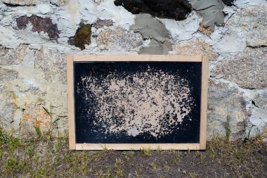 Çizim tahtası tekrarlanan kullanım nedeniyle bozulmuştur