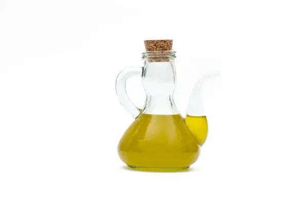 Beyaz arka planda eski yağ bidonunda zeytin yağı