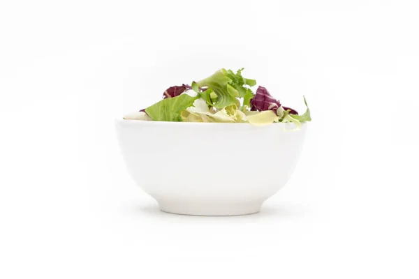 Beyaz arka planda bir kase salata
