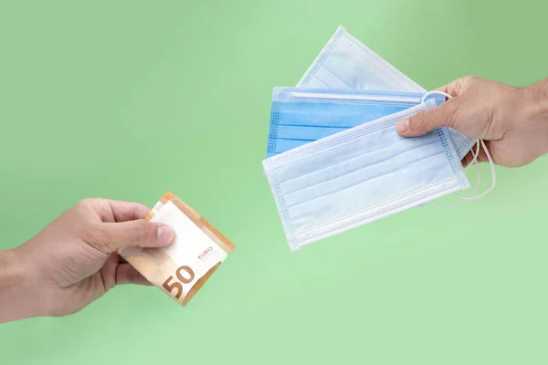 Renkli arkaplanda yüz maskelerinin alınması