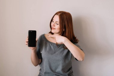 Akıllı telefon tutan mutlu yetişkin kadın 