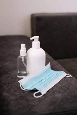 Hijyenik maskeli mikrop koruması, jel ve alkol spreyini dezenfekte etmek, mikropların koronavirüsü veya covid-19 (2019-ncov) önlemektedir. Mikropları tek başına önleme.