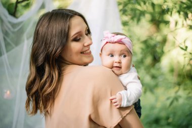 Neşeli anne küçük bebeğini oynuyor