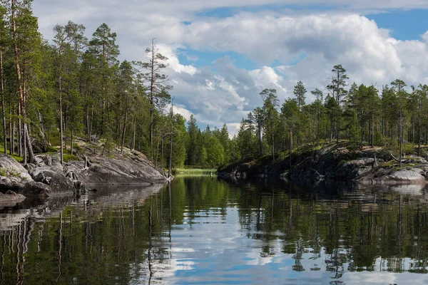 Jezero Severní Karelie Divoká Ruská Příroda Les Roste Kamenech Skalní — Stock fotografie