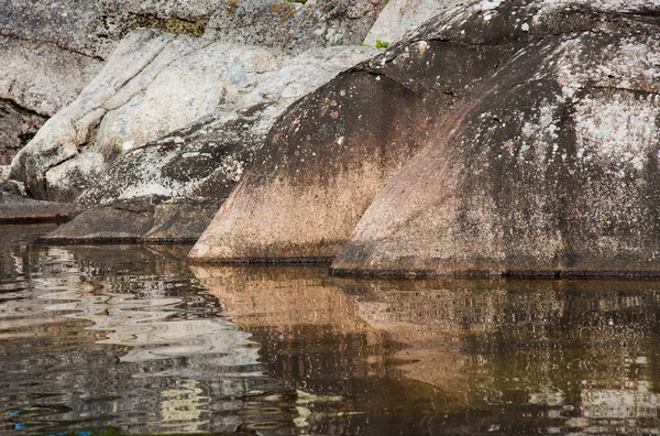 Göl kıyısındaki buzul kayaları ve taşlar. Koyun alnı kaya gibi. Şiddetli Kuzey Karelya doğası. Kuzey Karelya 'da vahşi bir doğa var. Doku ve arkaplan