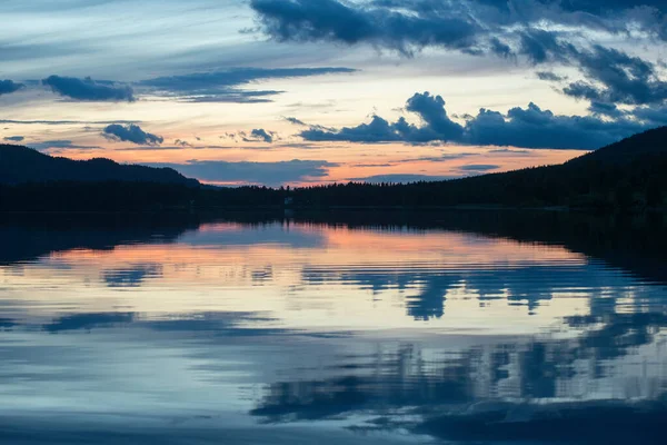 Λευκή Νύχτα Στη Βόρεια Λίμνη Γραφικό Νυχτερινό Τοπίο Στη Λίμνη — Φωτογραφία Αρχείου