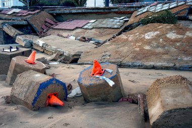Kışın fırtınadan sonra sahilde yıkım