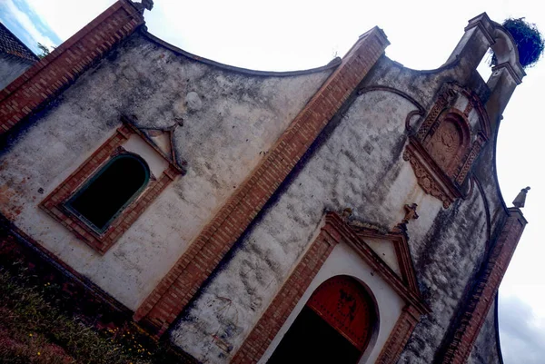 Chiesa Abbandonata Rovina Con Finestre Nido Cicogne Nel Bel Mezzo — Foto Stock