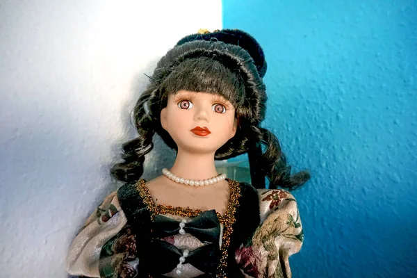 维多利亚时代经典服装中的古董瓷娃娃 背景为浅蓝色和白色 有蝴蝶结 — 图库照片