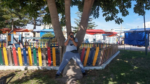 Fotógrafo Sentado Uma Árvore Parque Infantil — Fotografia de Stock