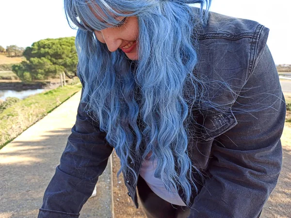 Menina Branca Sorriso Com Lábios Vermelhos Cabelos Azuis Uma Madeira — Fotografia de Stock