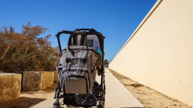 Anne ve yeni doğan, anneliğin yansıması, çocuklarla yürü.