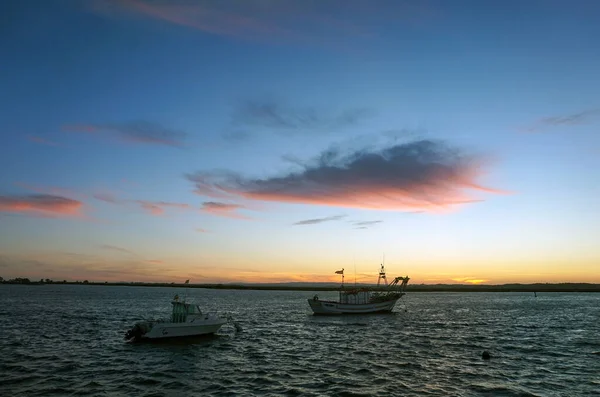 Anlegestelle Mit Booten Meer Bei Sonnenuntergang Mit Wolken Und Blauen — Stockfoto