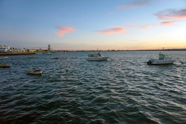 Anlegestelle Mit Booten Meer Bei Sonnenuntergang Mit Wolken Und Blauen — Stockfoto