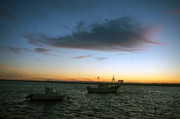 Anlegestelle Mit Booten Meer Bei Sonnenuntergang Mit Wolken Und Blauen — Stockfoto