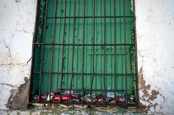 Stare Opuszczone Zielone Okno Zardzewiałymi Balustradami Śmietnikami — Zdjęcie stockowe