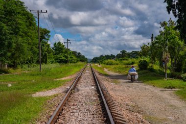 Tren yolu manzaralı. Gün doğumu tren yolu.